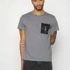 Calvin Klein Jeans SPLICED POCKET TEE - T-shirt Imprimé - Fossil Grey