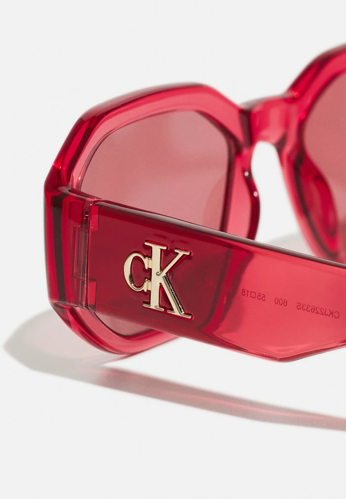 Calvin Klein Jeans UNISEX - Lunettes De Soleil - Transparent Red 5 Calvin Klein Jeans UNISEX - Lunettes De Soleil - Transparent Red – Image 5