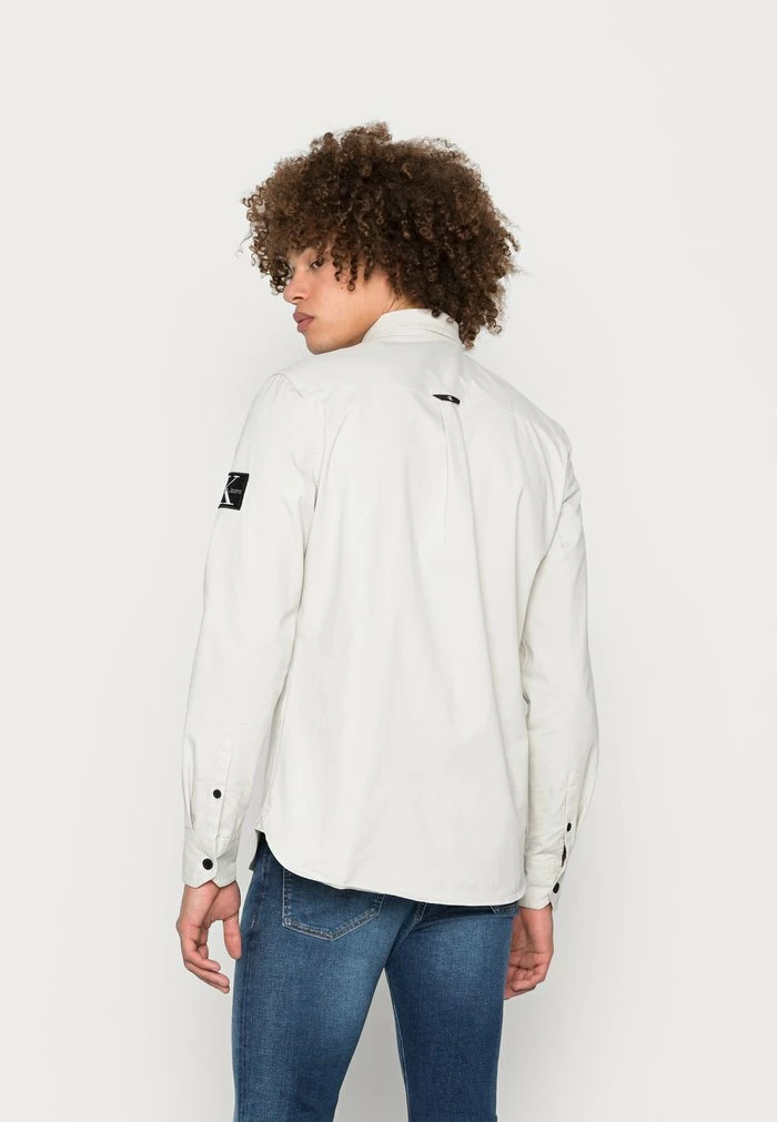 Calvin Klein Jeans MONOGRAM BADGE - Chemise - Stratus Grey 3 Calvin Klein Jeans MONOGRAM BADGE - Chemise - Stratus Grey – Image 3