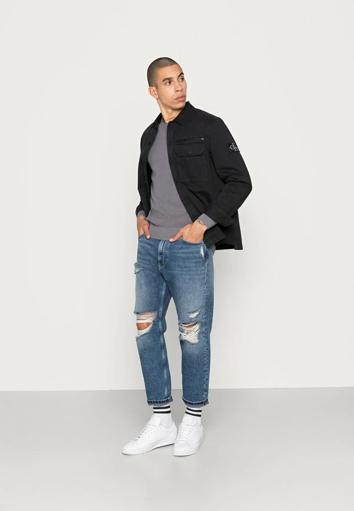 Calvin Klein Jeans MONOGRAM BADGE CREW NECK - Pullover - Fossil Grey 2 Calvin Klein Jeans MONOGRAM BADGE CREW NECK - Pullover - Fossil Grey – Image 2