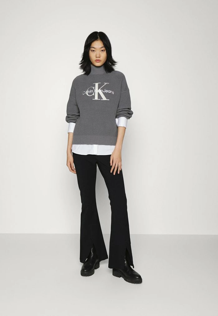 Calvin Klein Jeans TWO TONE MONOGRAM LOOSE - Pullover - Fossil Grey 2 Calvin Klein Jeans TWO TONE MONOGRAM LOOSE - Pullover - Fossil Grey – Image 2