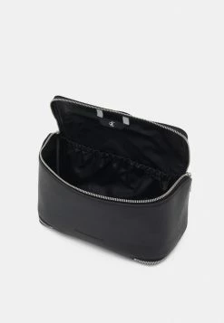 Calvin Klein Jeans ULTRALIGHT MAKE UP BAG - Trousse De Toilette - Black -Calvin Klein Elegant Magasin e8657874430943d0bce596caf8defdcb