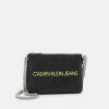 Calvin Klein Jeans SCULPTED CAMERA POUCH MONO - Sac Bandoulière - Black