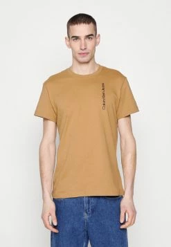 Calvin Klein Jeans SEASONAL INSTITUTIONAL BACK TEE UNISEX - T-shirt Imprimé - Tobacco Brown 10 Calvin Klein Jeans SEASONAL INSTITUTIONAL BACK TEE UNISEX - T-shirt Imprimé - Tobacco Brown -Calvin Klein Elegant Magasin e9def03419304fafa4461f843d0371d9