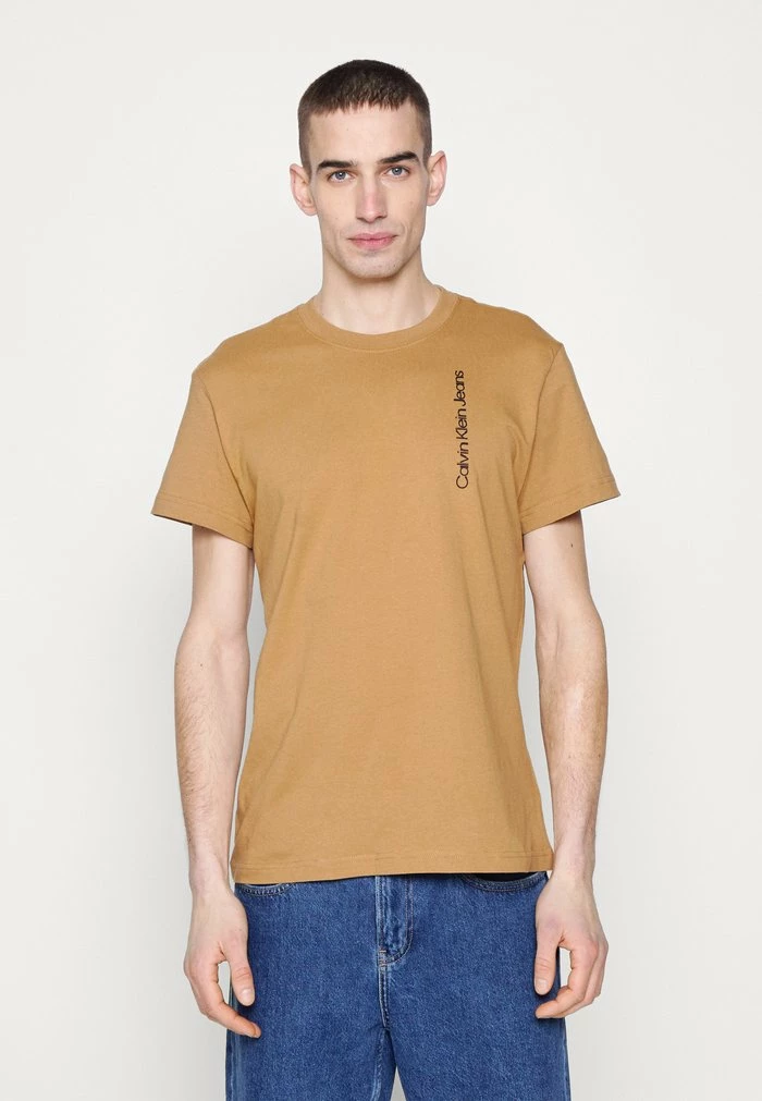 Calvin Klein Jeans SEASONAL INSTITUTIONAL BACK TEE UNISEX - T-shirt Imprimé - Tobacco Brown 3 Calvin Klein Jeans SEASONAL INSTITUTIONAL BACK TEE UNISEX - T-shirt Imprimé - Tobacco Brown – Image 3