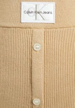 Calvin Klein Jeans BADGE SKIRT - Jupe Crayon - Tawny Sand -Calvin Klein Elegant Magasin ea16e90aa0894046bbf35e5d8d29f870