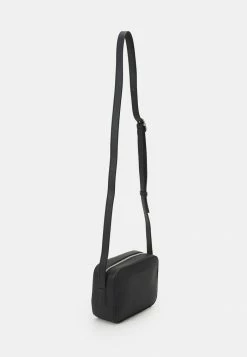 Calvin Klein Jeans MINIMAL MONOGRAM CAMERA BAG - Sac Bandoulière - Black -Calvin Klein Elegant Magasin ea825fe34ff643e288b0bd5eb747d7fd