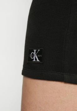 Calvin Klein Jeans BADGE HENLEY DRESS - Robe En Jersey - Black -Calvin Klein Elegant Magasin ed8edfcf9a2346869f2bb1163ec53877