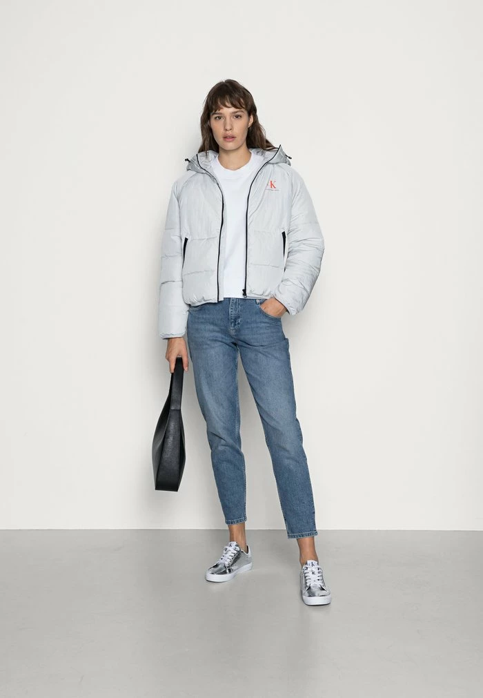 Calvin Klein Jeans BIG LOGO PUFFER - Veste D'hiver - Stone Grey 2 Calvin Klein Jeans BIG LOGO PUFFER - Veste D'hiver - Stone Grey – Image 2