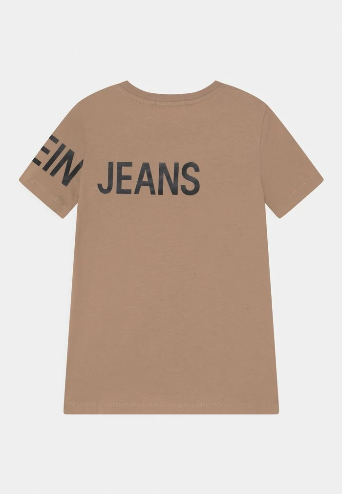 Calvin Klein Jeans HERO LOGO FITTED - T-shirt Imprimé - Tawny Sand 2 Calvin Klein Jeans HERO LOGO FITTED - T-shirt Imprimé - Tawny Sand – Image 2