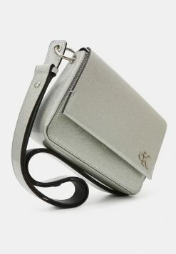 Calvin Klein Jeans SCULPTED HOLIDAY BOXY FLAP XBODY - Sac Bandoulière - Holiday Metallic -Calvin Klein Elegant Magasin eecaab721e664f47905130c4cf639dc4