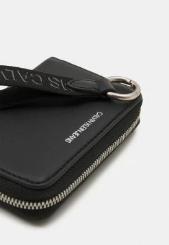 Calvin Klein Jeans ZIP AROUND KEYFOB SET - Portefeuille - Black 15 Calvin Klein Jeans ZIP AROUND KEYFOB SET - Portefeuille - Black -Calvin Klein Elegant Magasin ef6f3f95a4be480aa83a09d5bac6353f