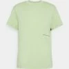 Calvin Klein Jeans URBAN GRAPHIC TEE UNISEX - T-shirt Imprimé - Jaded Green
