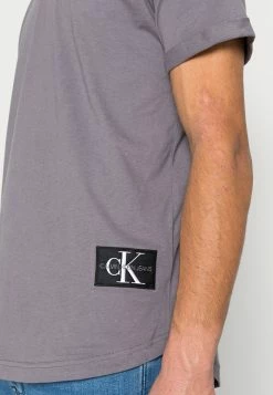 Calvin Klein Jeans BADGE TURN UP SLEEVE - T-shirt Basique - Fossil Grey -Calvin Klein Elegant Magasin f559ba0aad4e4a91ab79fadf5db6d6e6