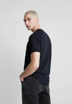Calvin Klein Jeans BADGE TURN UP SLEEVE - T-shirt Basique - Black -Calvin Klein Elegant Magasin f67fc8f0f4d44962a5a8f51cea25f845