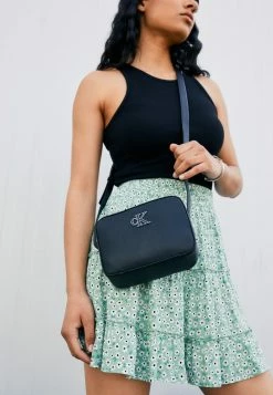 Calvin Klein Jeans MINIMAL MONOGRAM CAMERA BAG - Sac Bandoulière - Black -Calvin Klein Elegant Magasin f7ae0a15194a42bb960a4aa654ed245f