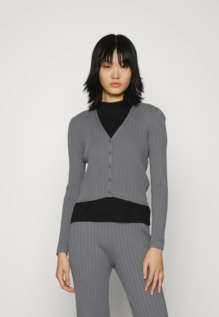 Calvin Klein Jeans MONOGRAM BADGE CROPPED CARDIGAN - Gilet - Fossil Grey 1 Calvin Klein Jeans MONOGRAM BADGE CROPPED CARDIGAN - Gilet - Fossil Grey