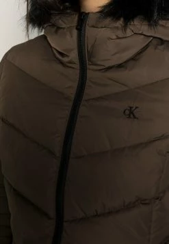 Calvin Klein Jeans SHORT FITTED PUFFER - Doudoune - Black Olive 11 Calvin Klein Jeans SHORT FITTED PUFFER - Doudoune - Black Olive -Calvin Klein Elegant Magasin fa72a9d2bac941a08b46483808eeca59