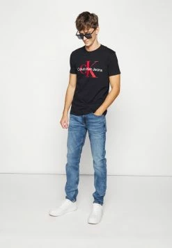 Calvin Klein Jeans SEASONAL MONOGRAM TEE - T-shirt Imprimé - Black -Calvin Klein Elegant Magasin fa992b9bc8c6430686a05225a822ff8e