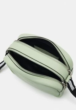 Calvin Klein Jeans ULTRALIGHT DOUBLE ZIP CAMERA BAG - Sac Bandoulière - Jaded Green -Calvin Klein Elegant Magasin fae03fd820c044ea93508feea810757b