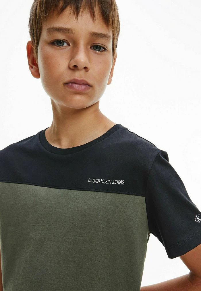 Calvin Klein Jeans SLIM ORGANIC BLOCK - T-shirt Basique - Grape Leaf 3 Calvin Klein Jeans SLIM ORGANIC BLOCK - T-shirt Basique - Grape Leaf – Image 3