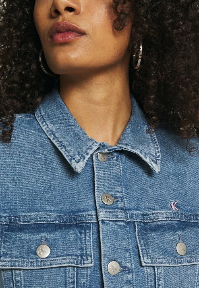 Calvin Klein Jeans PRIDE CROPPED VEST - Veste Sans Manches - Denim Medium 6 Calvin Klein Jeans PRIDE CROPPED VEST - Veste Sans Manches - Denim Medium – Image 6