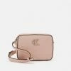 Calvin Klein Jeans MINIMAL MONOGRAM CAMERA BAG - Sac Bandoulière - Pale Conch Shell