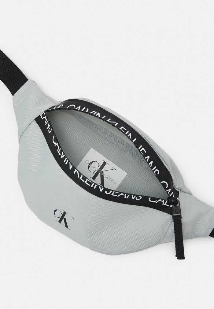 Calvin Klein Jeans LOGO TAPE WAISTBAG UNISEX - Sac Banane - Grey Dew 3 Calvin Klein Jeans LOGO TAPE WAISTBAG UNISEX - Sac Banane - Grey Dew – Image 3