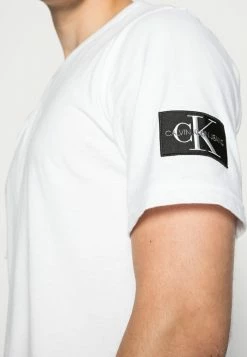 Calvin Klein Jeans MONOGRAM SLEEVE BADGE TEE - T-shirt Basique - Bright White -Calvin Klein Elegant Magasin fda2501b5c4a4501be6497602bb644cf