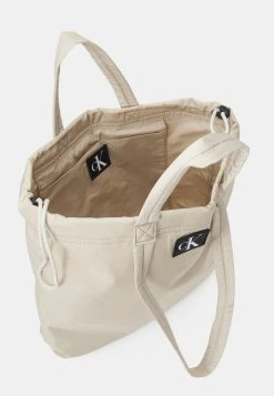 Calvin Klein Jeans CITY SQUARE TOTE - Cabas - Eggshell -Calvin Klein Elegant Magasin fe0af8e65be04da7b307e64c3821b143