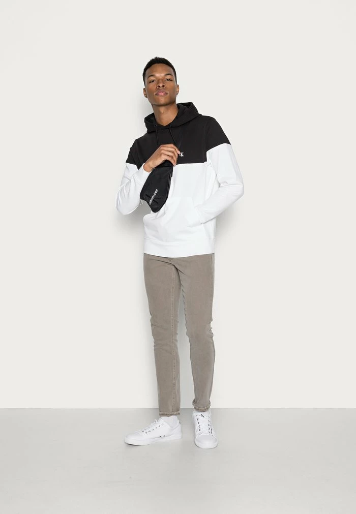 Calvin Klein Jeans COLORBLOCK SHADOW LOGO HOODIE - Sweatshirt - Black/bright White 2 Calvin Klein Jeans COLORBLOCK SHADOW LOGO HOODIE - Sweatshirt - Black/bright White – Image 2