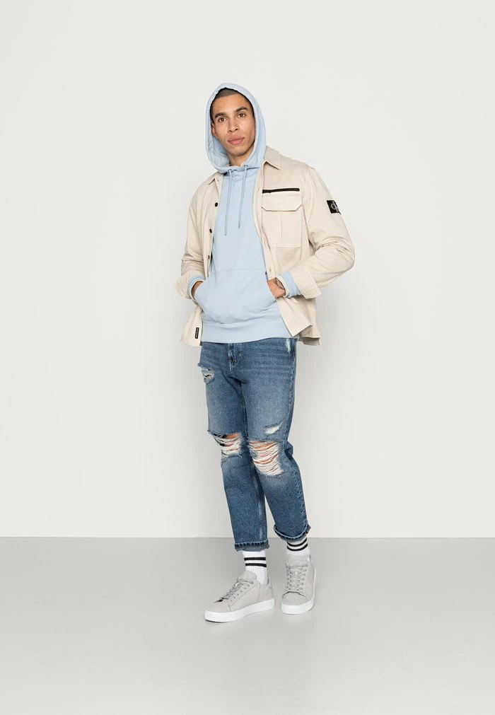 Calvin Klein Jeans MONOGRAM SLEEVE BADGE HOODIE - Sweat à Capuche - Bayshore Blue 2 Calvin Klein Jeans MONOGRAM SLEEVE BADGE HOODIE - Sweat à Capuche - Bayshore Blue – Image 2